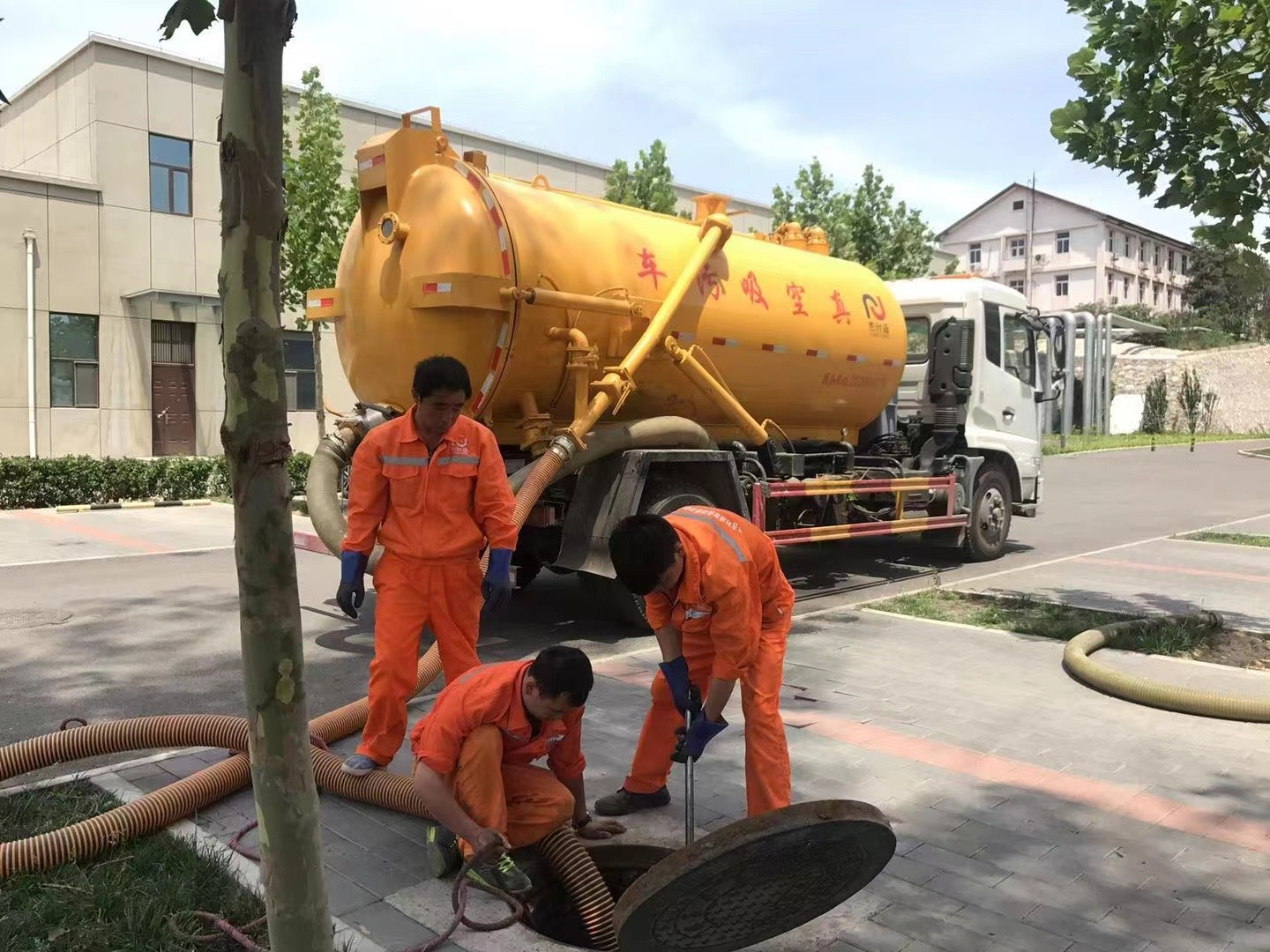 勐腊管道疏通车停在窨井附近